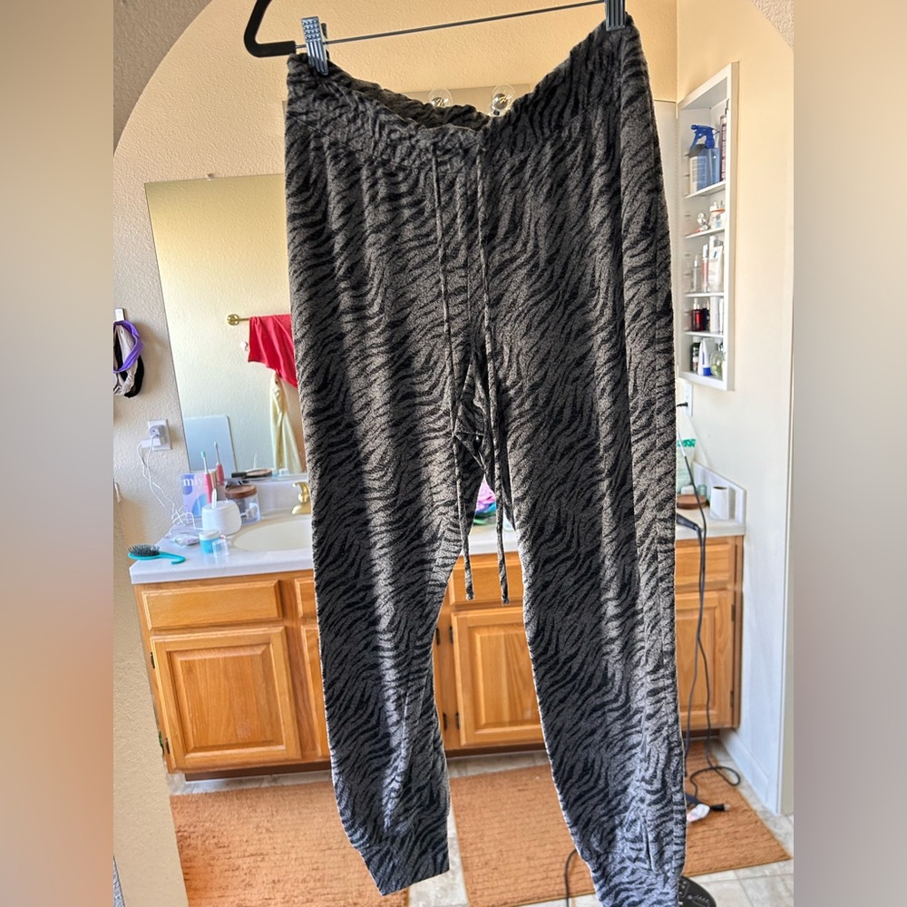 5 for $35 .GAP Pajama Pants. Size L. Grey Leopard.